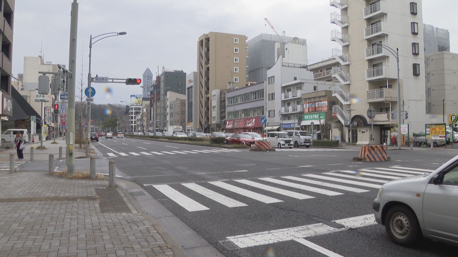 原付バイクが信号交差点でトラックと出合い頭に衝突　新聞配達員の男性（47）が意識不明の重体に