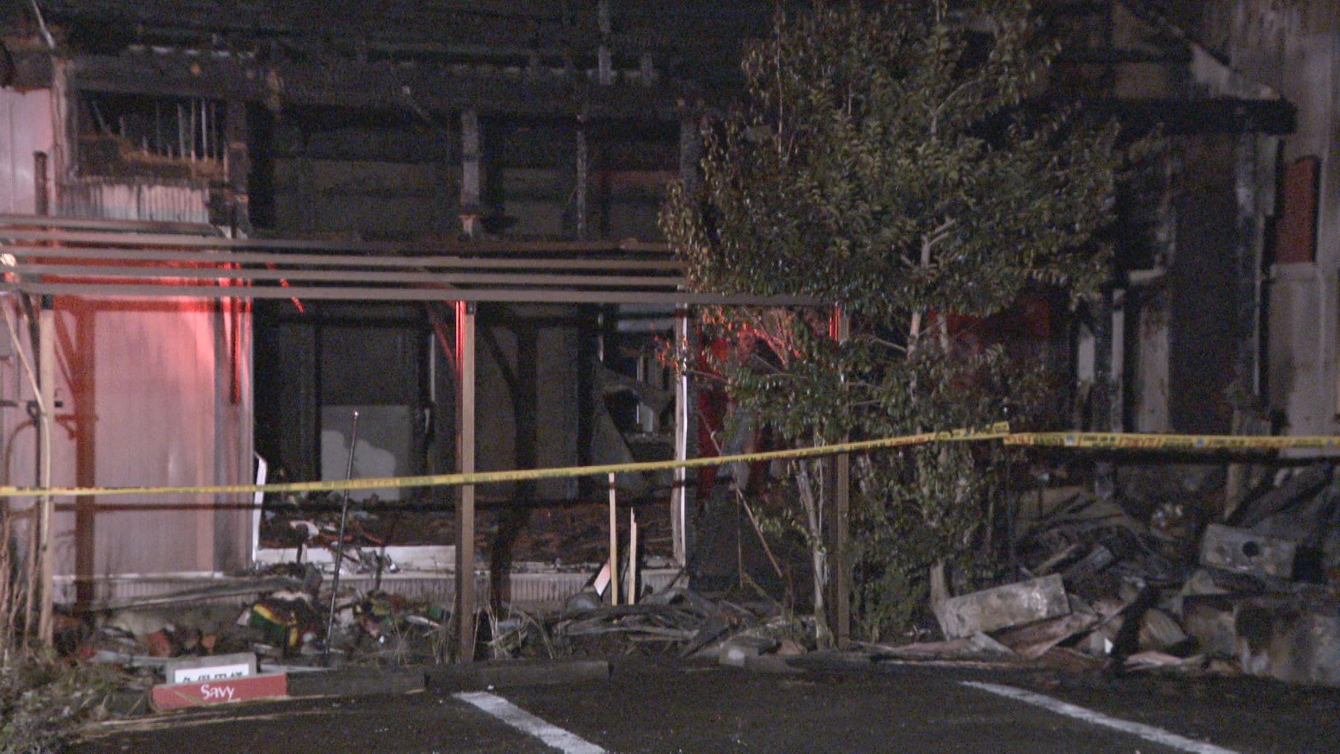 住宅が全焼し焼け跡から性別不明の遺体　この家の住人か、身元確認急ぐ