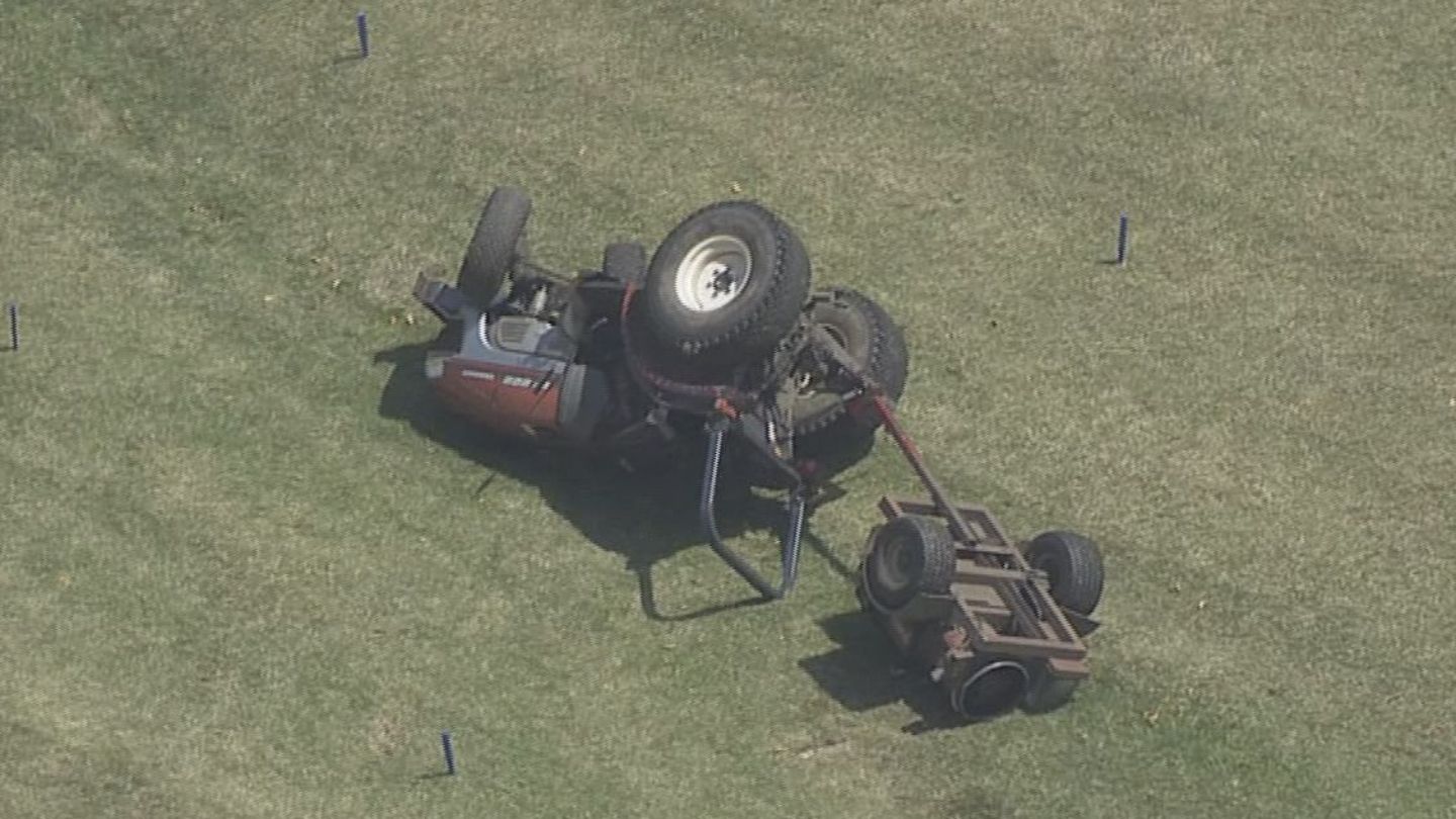 ゴルフ場で横転したトラクターの下敷きに　25歳の男性従業員が外傷性ショックで死亡　芝を吹き飛ばす作業中か
