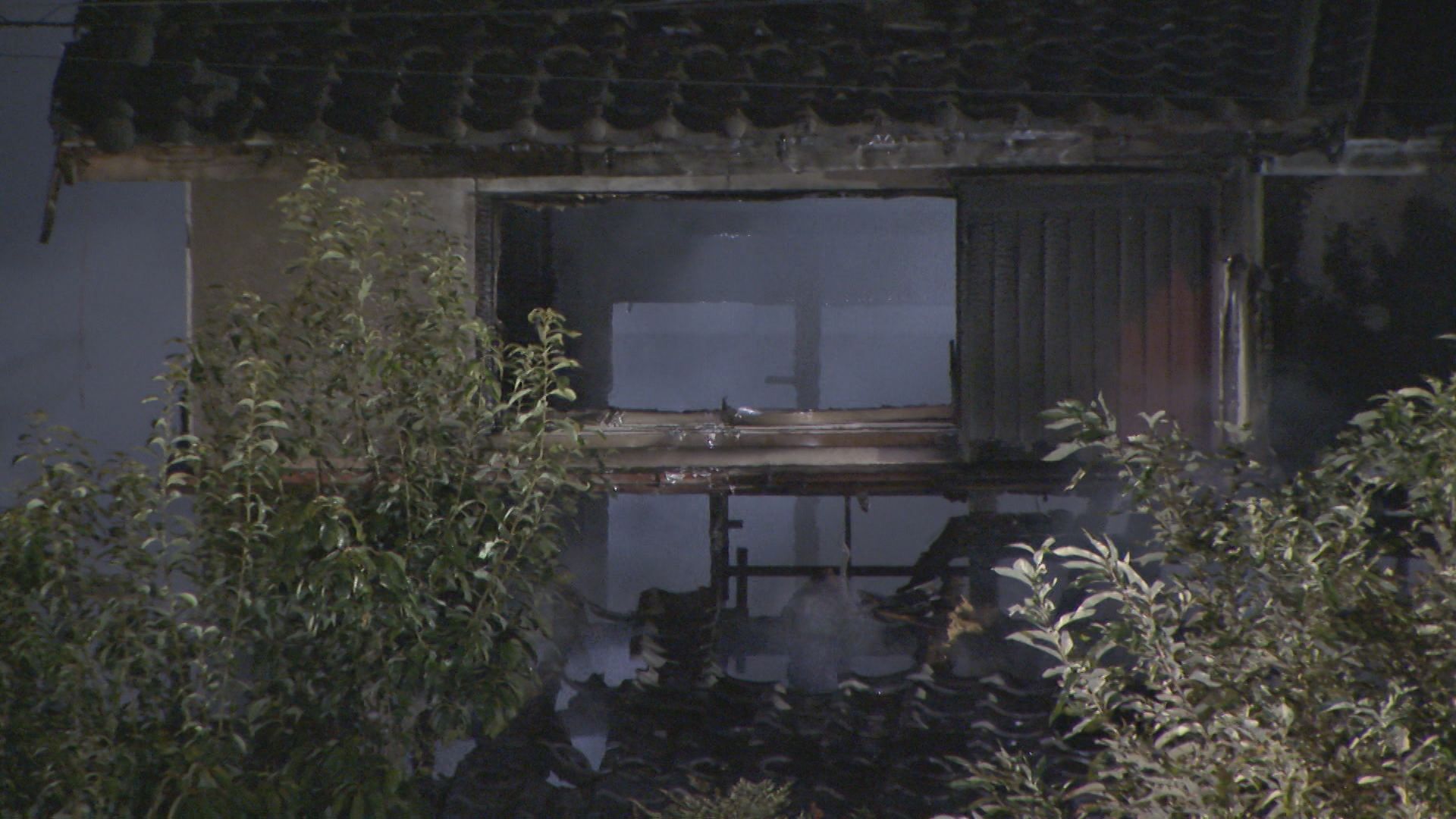 近隣住民から「爆発音がした」と通報　住宅全焼し男女2人が死亡　この家に住む80代夫婦か