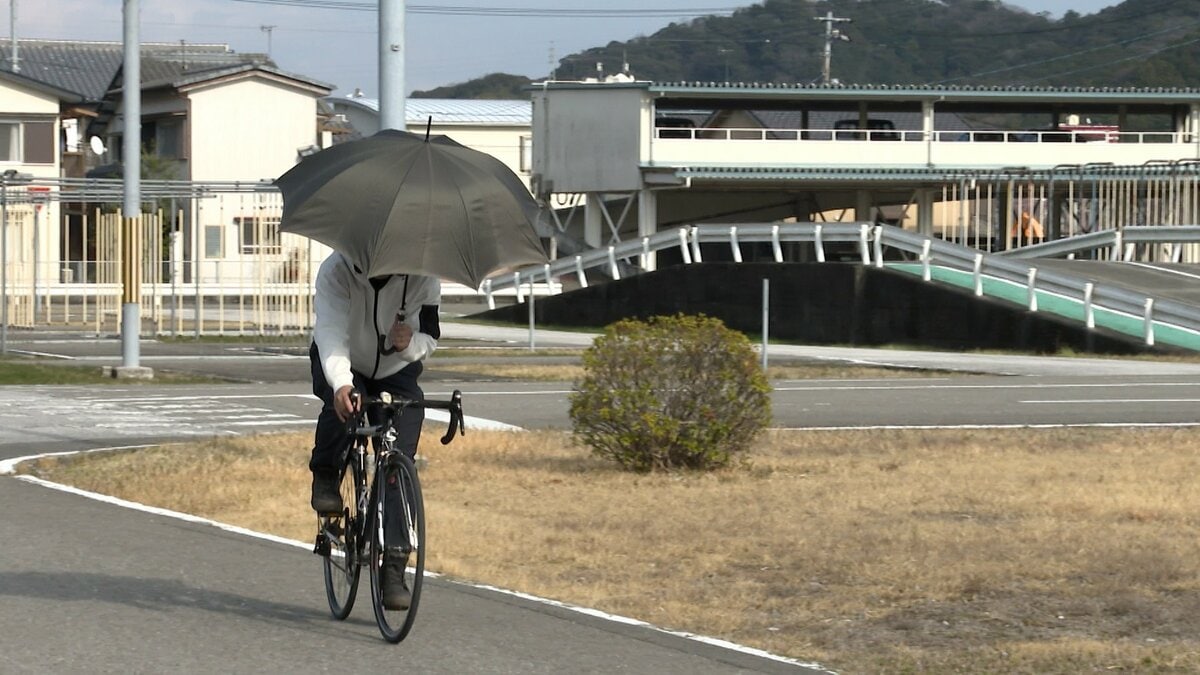 自転車の「傘差し運転」で反則金5000円 傘スタンドはOK？NG？【自転車 