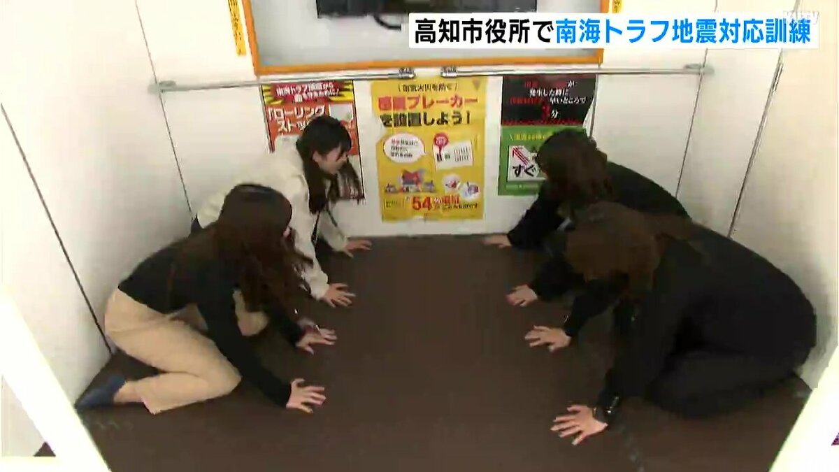 救助袋で3階から地上への降下も初実施「入ると意外と恐怖感は薄れて⋯」南海トラフ地震発生を想定、市役所で職員が防災訓練