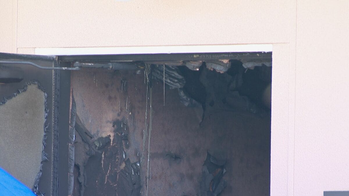 ｢窓が黒く焦げ、煙のにおいがする｣ 集合住宅で火事 焼け跡から年齢･性別不明の遺体 愛知･豊田市