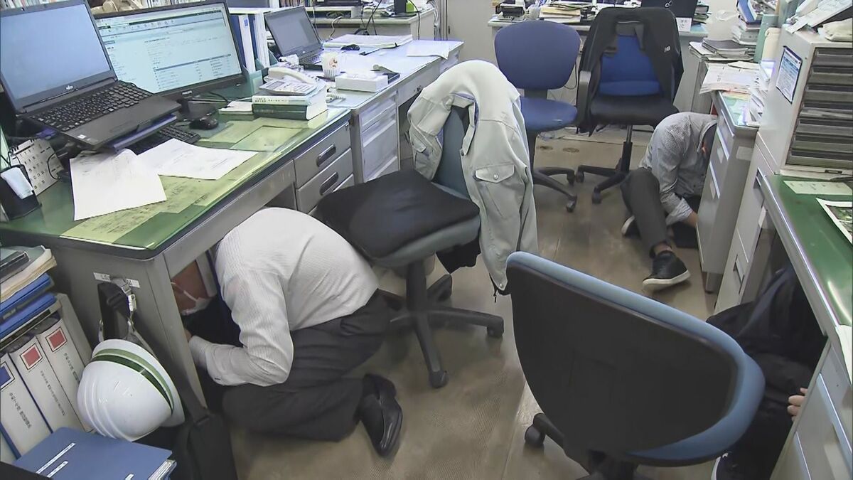 防災ラジオを使った避難訓練　「記憶を風化させない」由布市役所で身を守る手順確認　大分