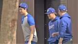 大谷翔平、キャンプ2日目は屋外トレーニング＆室内では打撃練習　山本由伸と2人で歩く場面も|TBS NEWS DIG