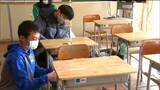 「次の6年生にきれいに使ってもらいたい」卒業控えた児童が机の天板を交換 宮城・石巻市|TBS NEWS DIG