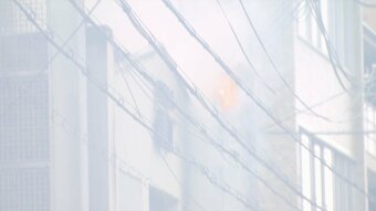 【速報】古都が騒然　煙に包まれるビジネス街「ドーン！とすごい音　地震かと思った」京都市・四条烏丸近くで建物火災　2人けが|TBS NEWS DIG
