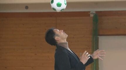 サッカー元日本代表の巻誠一郎さんが児童にボールをプレゼント