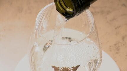 覆面アーティスト・バンクシー×老舗酒蔵 700本限定コラボ日本酒 | 石川
