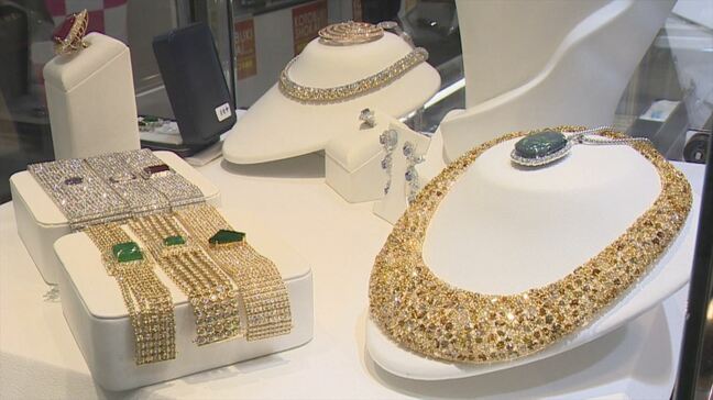 出展の総額はなんと1200億円!中国に代わり東南アジア各国で需要 ジュエリー展示会 山梨・甲府|TBS NEWS DIG