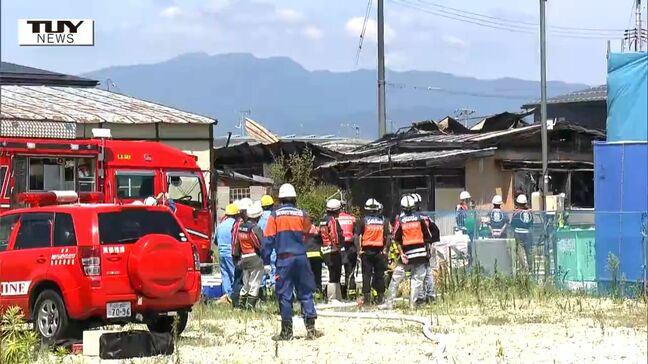 「建物から黒煙が上がっている」東根市の住宅火災　消火活動続く（山形）|TBS NEWS DIG