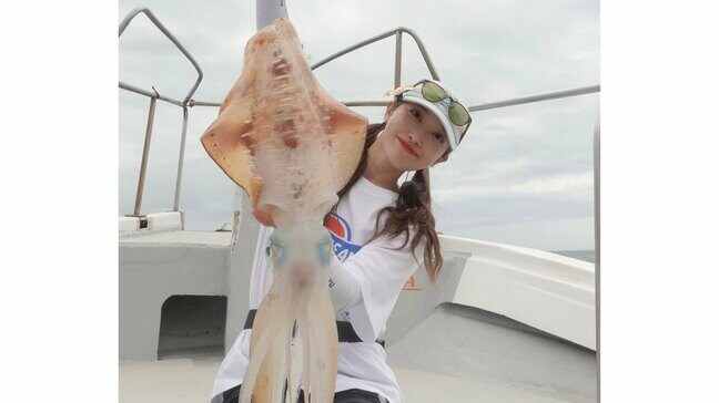 【片原恵麻】　「３.１kg　2日連続３㌔オーバーゲット　サイコウ！」　連日で巨大アオリイカ釣り上　げ　「素晴らしいサイズですね！流石です！」「何でそんなに釣れるんですか？」　と反響続々|TBS NEWS DIG