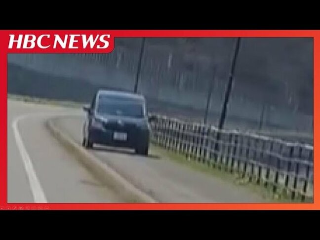 歩道を暴走する“無謀なレンタカー”時速30～40キロほどで複数人が乗車か　撮影者「初めて見る光景、一瞬どういうこと？」北海道斜里町の国道|TBS NEWS DIG