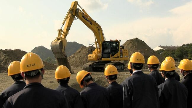 遠隔で操作する建設機械を高校生が見学 情報通信技術を活用して工事の効率化と省人化へ【岡山】|TBS NEWS DIG