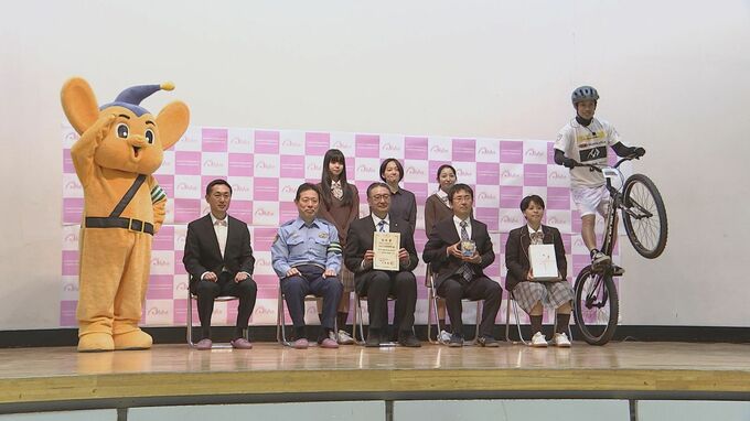 「地域の交通安全のリーダーとして」日本体育大学桜華高校を女子高初の「自転車安全利用モデル高校」に指定 都内で4校目|TBS NEWS DIG