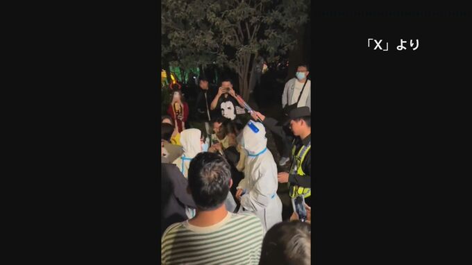 白い防護服や中国の指導者を思わせる仮装…上海でハロウィーンの時期に仮装をした若者らが現地の警察当局に拘束される