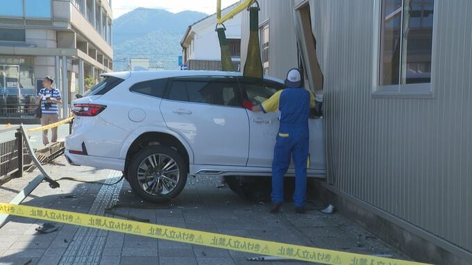 乗用車が建物に突っ込む事故　運転の高齢男性は重傷|TBS NEWS DIG