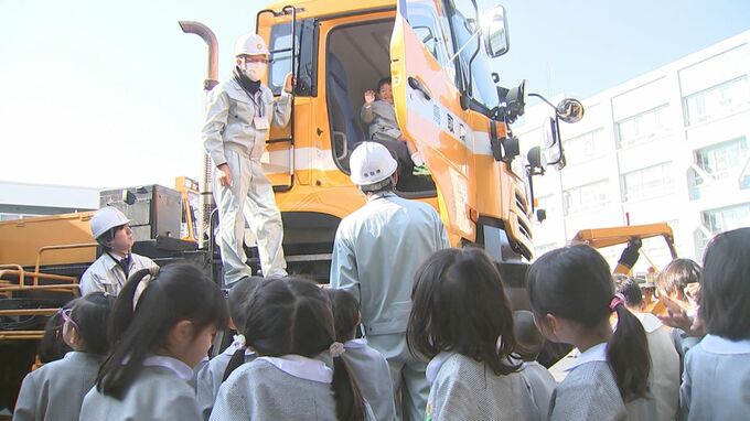 除雪作業の効率化のため必要なことは？「路上駐車しない」「生活道路・歩道の雪かき協力」　雪のシーズン前に…除雪車出発式　|　BSSニュース | BSS山陰放送