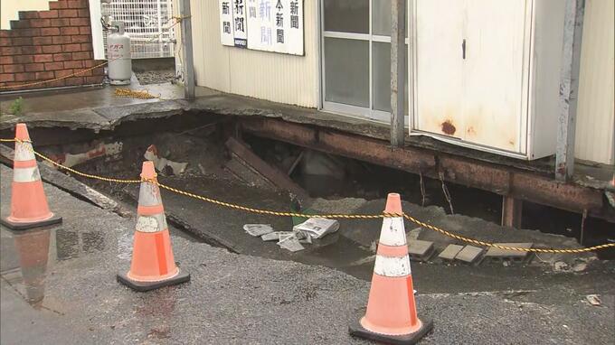 新聞販売店の駐車場に突然大きな穴…3トントラックが落下し45度に傾く　雨ではなく老朽化か　長崎・島原市|TBS NEWS DIG