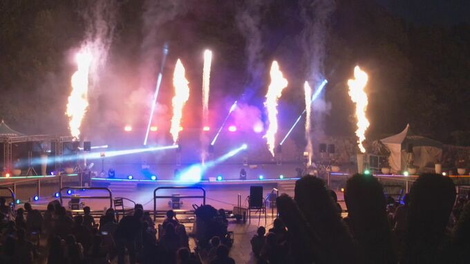 音楽にあわせてレーザー光線と炎、約400発の花火が夏の夜空を彩る　愛知・安城市のデンパークで「夏の花火ショー」　10日のイベント開始に先駆け地元市民らにお披露目|TBS NEWS DIG
