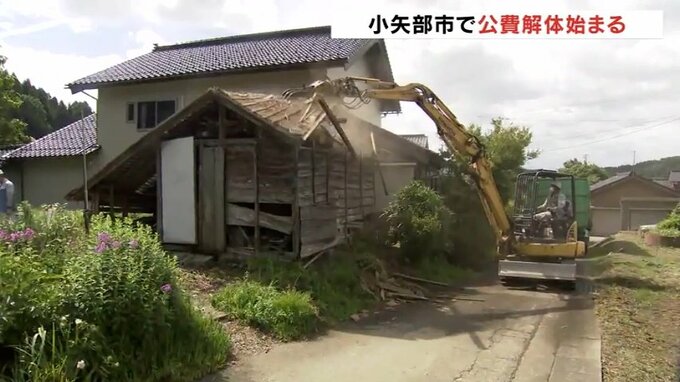 道路側に傾いていた納屋に重機 「公費解体」小矢部市で始まる 富山　|　富山のニュース｜天気・防災｜チューリップテレビ