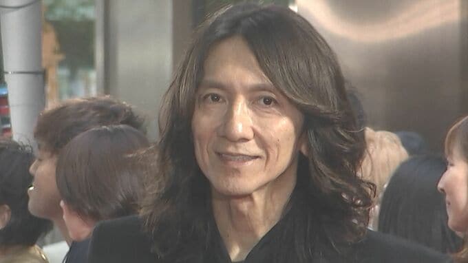 【吉井和哉】東京国際映画祭レッドカーペットに「苦手です」と苦笑い　EROさんを「遅れてきた大俳優」と紹介|TBS NEWS DIG