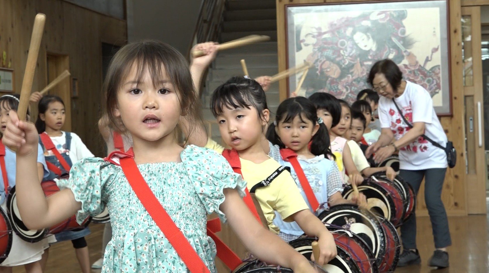 かっこよくやりたい！」養生幼稚園の園児たちの「ねぷた囃子」合同練習