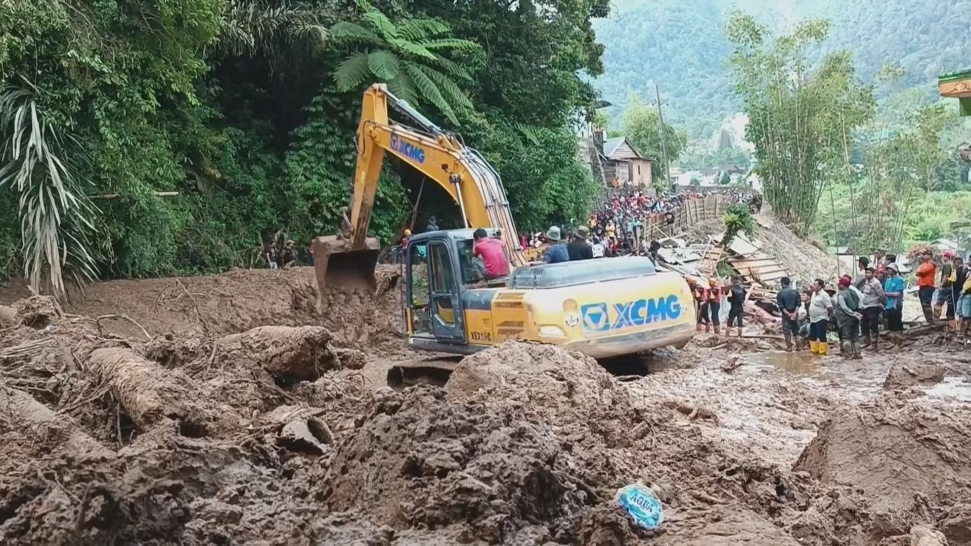 インドネシア 土砂崩れや洪水で16人死亡・6人行方不明 救助活動続く 北