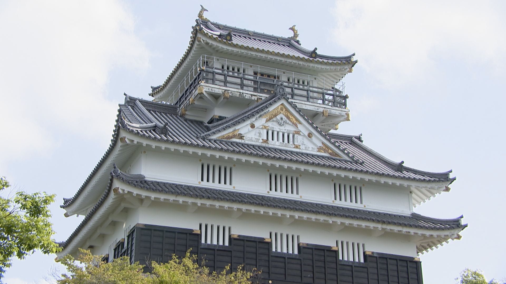 岐阜城｣耐震化工事のため“お色直し” 1年半休館 “山城”に資材運ぶ全長