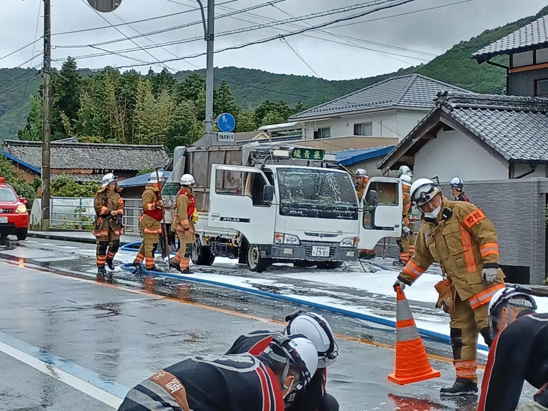 横線火入 荷台付近から煙が見えた」 野菜など積み走行中のトラックから出火し