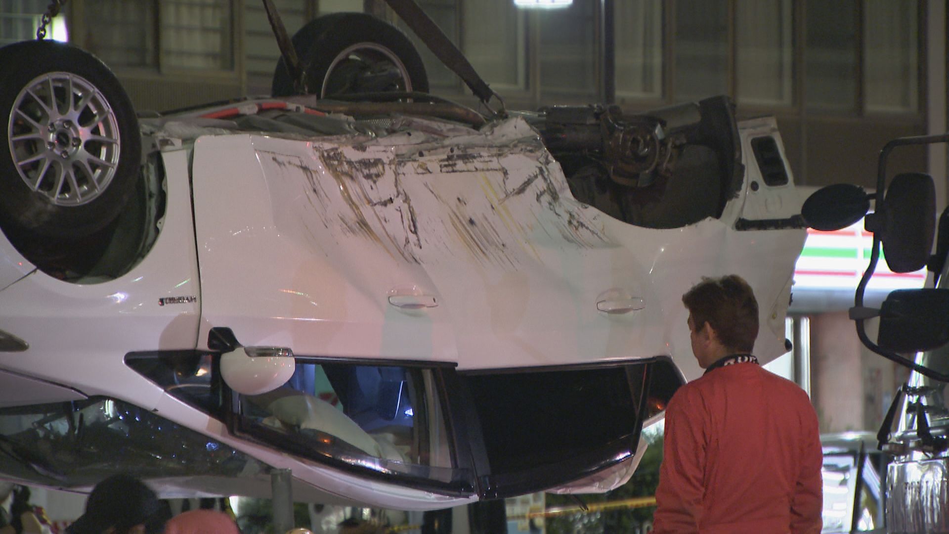 5人病院に搬送…パトカーから逃走中の車が出合い頭の事故　車は横転