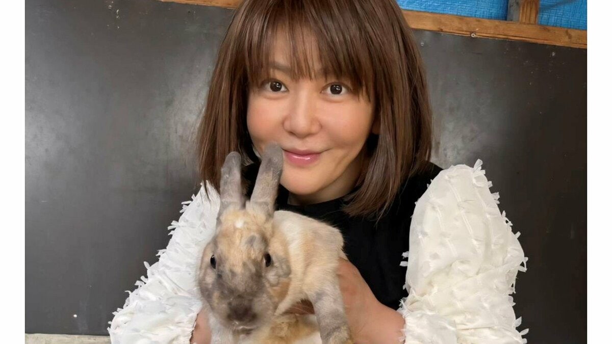 【 華原朋美 】ウサギを優しく抱きかかえる最新ショット公開　「朋ちゃんもうさぎも…