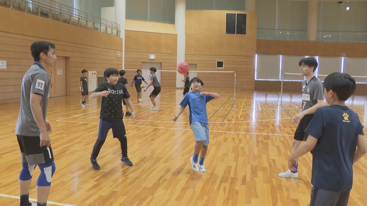 足や頭でボールを打ち返す｢セパタクロー｣ 日本代表選手らのアドバイス受けて子どもたちが挑戦 愛知･北名古屋市【アジア大会 愛知･名古屋2026】