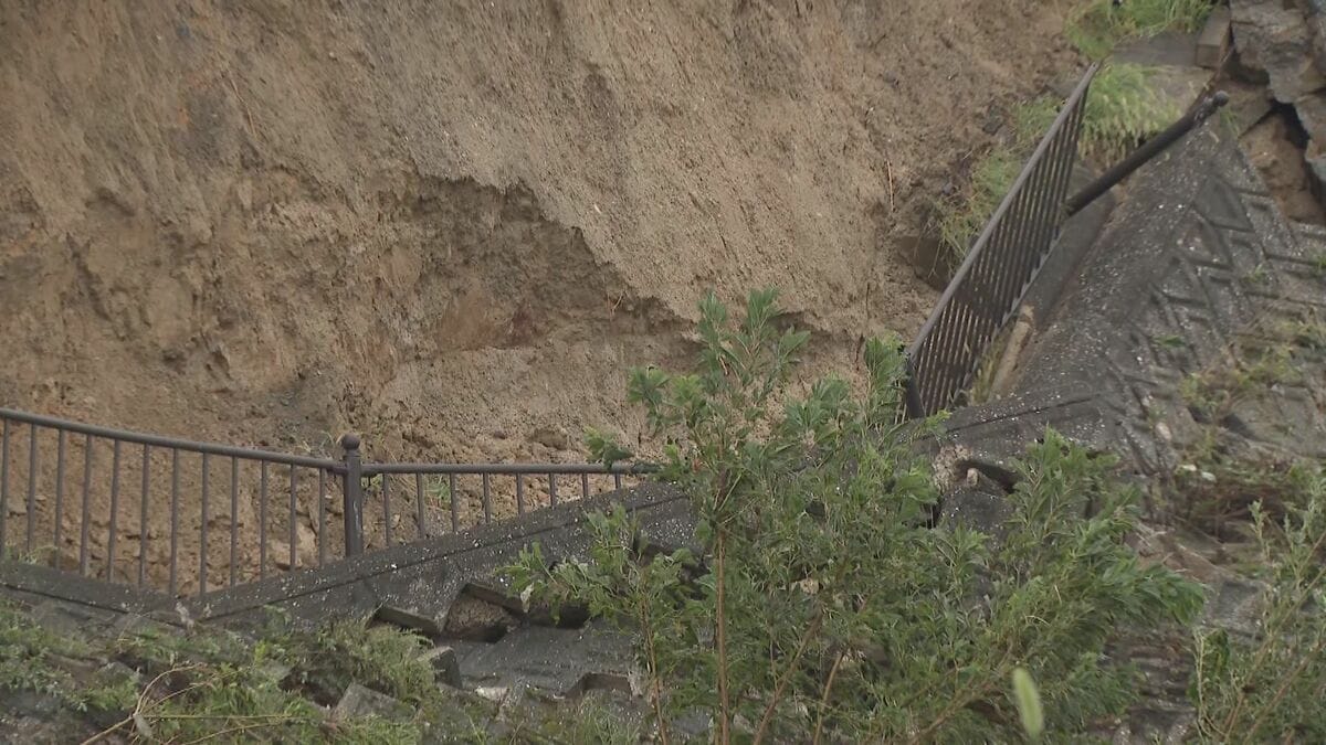 大雨で冠水相次いだ名古屋 洪水が発生した植田川周辺ではのり面が崩れる被害 繁華街の駅近くの高架下に雨で動けなくなったとみられる車も