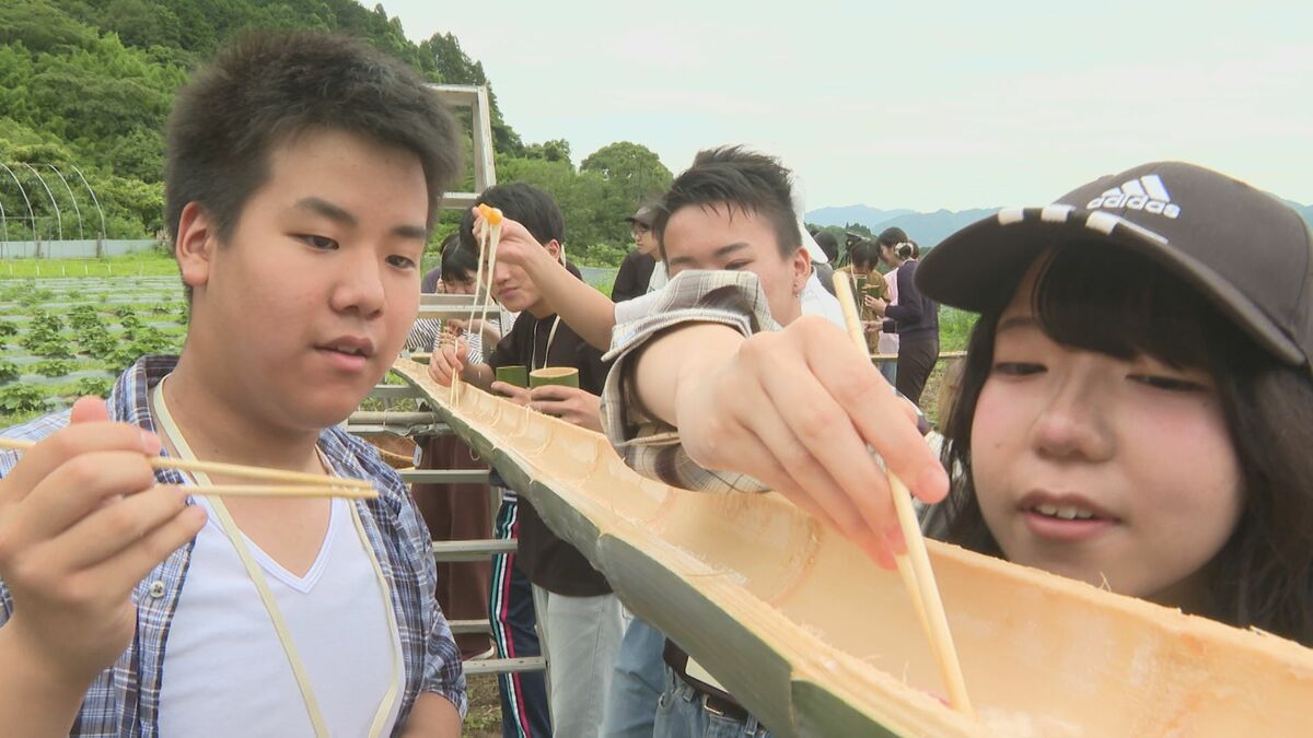 流しそうめんで地域の人と交流　竹切りから準備、不登校などの悩みを抱える生徒が体験