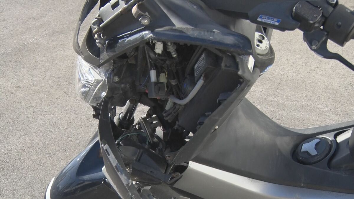 バイクにはねられた歩行者男性が意識不明　宜野湾市