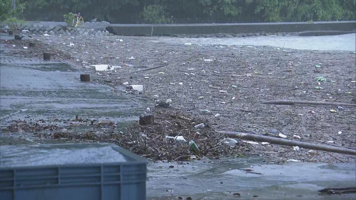 台風6号の影響で沿岸部には“大量のゴミ” 三重･尾鷲市内の川は増水【台風情報】