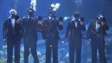 門出の舞台は「水槽の中」 3000匹の魚たちとともに恒例の「水中入社式」 新入社員らがメッセージを掲げる 三重・鳥羽水族館 | 名古屋・愛知・岐阜・三重のニュース【CBC news】 | CBC web
