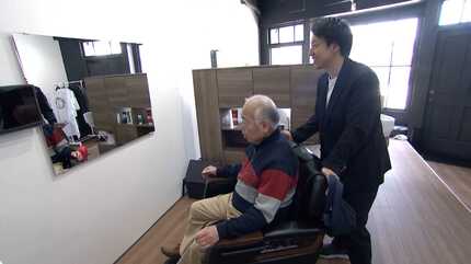 福岡市の理容師（35）が世界理美容技術選手権大会で金メダル 2本のくし