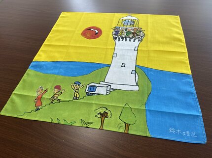 亡くなった少女の夢、ハンカチに 地元の灯台描いた絵でデザイン 両親が
