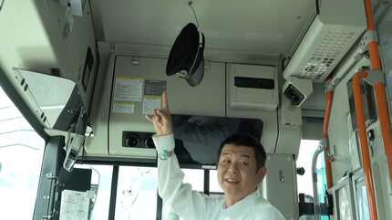 帽子→被らなくてOK 革靴→スニーカーでもOK 変化するバス運転手の