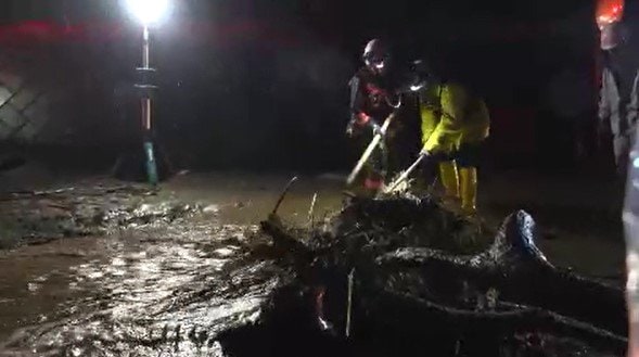 「屋根をたたくような、ものすごい雨の音が…」局地的に猛烈な雨…長野・伊那市で住宅地に流れ込んだ土砂や木の撤去作業…27日伊那付近で1時間に100ミリの猛烈な雨「記録的短時間大雨の気象防災速報」　|　SBC NEWS | 長野のニュース | SBC信越放送