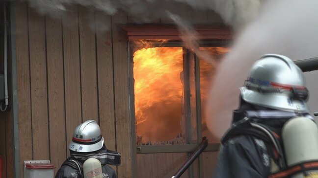 【詳報】小屋と住宅が全焼 旧海軍施設「北の防人大湊壱番館」にも延焼で屋根の一部焼ける 海上自衛隊大湊地区総監部付近の住宅街で火事 消火活動で付近の国道が一時通行止めに 青森県むつ市|TBS NEWS DIG