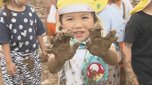 風光明媚な棚田で地元の子どもが田植え体験 泥が怖くて泣く子も 大分|TBS NEWS DIG