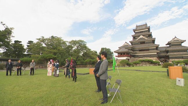 「やっぱり漆の城」 長野・松本市と兵庫・姫路市「城のつながり」 姉妹都市提携から60周年 松本城で床を磨く記念イベント|TBS NEWS DIG