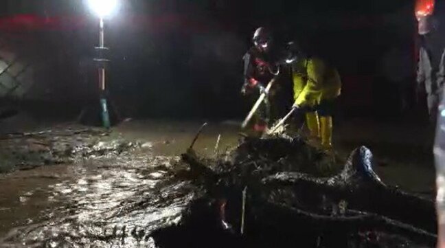 「屋根をたたくような、ものすごい雨の音が…」局地的に猛烈な雨…長野・伊那市で住宅地に流れ込んだ土砂や木の撤去作業…27日伊那付近で1時間に100ミリの猛烈な雨「記録的短時間大雨の気象防災速報」|TBS NEWS DIG