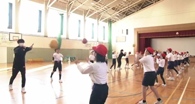 豪快プレー「やっぱ、うまいなぁ」Ｂリーグ・金沢武士団が小学生にバスケットボール教室　|　石川県のニュース｜MRO北陸放送