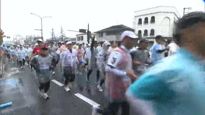 “おかやまマラソン”スタート　約1万6,000人のランナーが雨の岡山路に　沿道の応援途切れなく【岡山】|TBS NEWS DIG