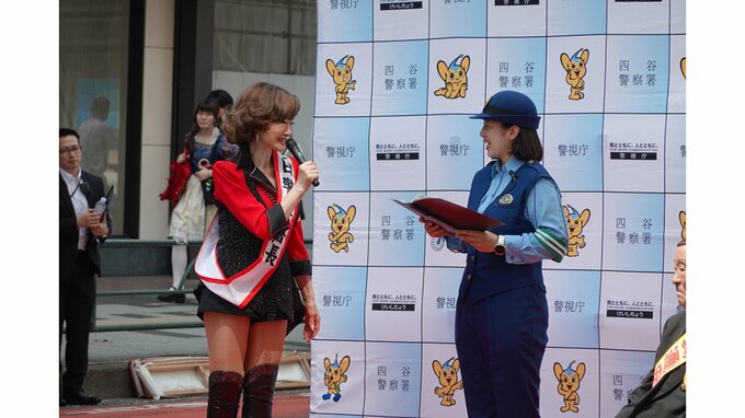 歌手・山本リンダさんが一日署長に就任　増加する自転車の“出会い頭の事故”　山本さんが一時停止の大切さを伝える　警視庁|TBS NEWS DIG