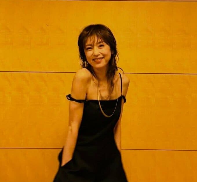 【 高岡早紀 】　デコルテ全開の黒パンツドレス姿を披露　「似合いすぎ〜」「お洒落ショット」　ファン反響|TBS NEWS DIG